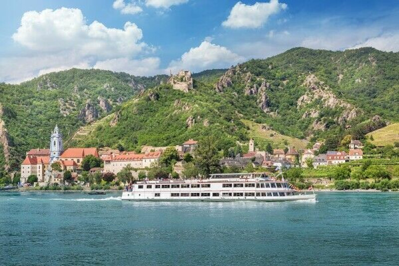 Wachau mit Marille, Wein und Schiff