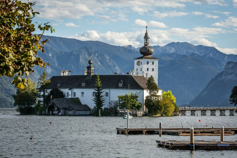Gaudi auf der schwimmenden Almhütte