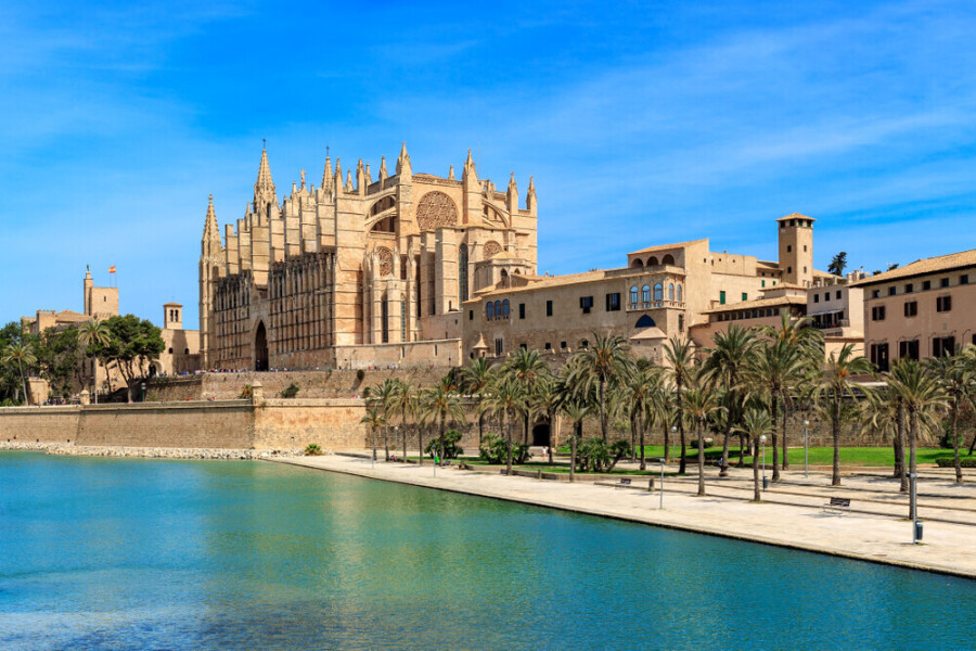 Frühling in Barcelona und Mandelblüte auf Mallorca - Flugreise